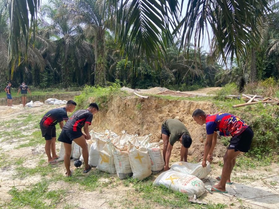 Genjot Turap Jalan, Prajurit Kodim 0302/Inhu Satukan Kekuatan di Bumi Mulya