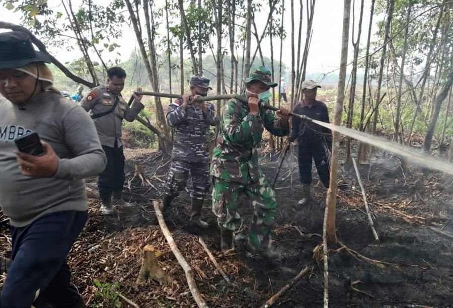 Gerak Cepat Babinsa 07/Reteh Padamkan Karhutla di Lahan Gambut Kelurahan Metro