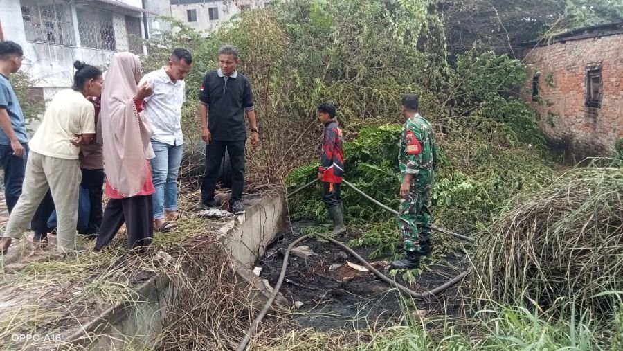 Gerak Cepat Babinsa Kodim 0301/Pekanbaru Cegah Kebakaran Lahan Meluas ke Permukiman