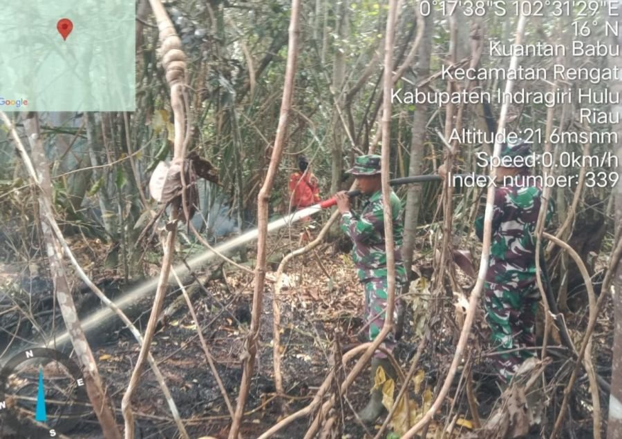 Gerak Cepat, Babinsa Koramil 01/Rengat Bersama Tim  Padamkan Api Kebakaran Lahan