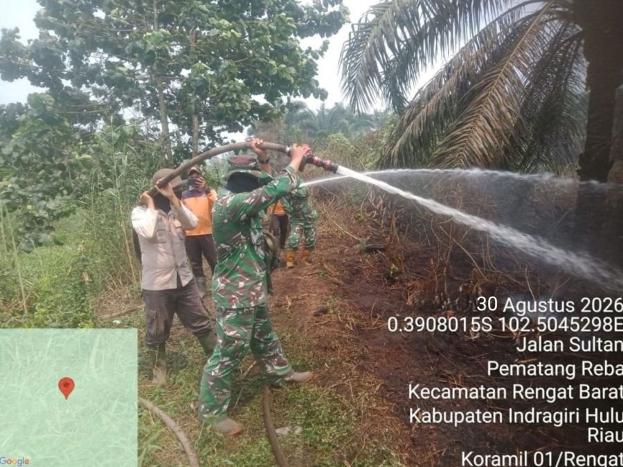 Gerak Cepat Babinsa Koramil 01/Rengat Tangani Karhutla Diwilayah Binaan