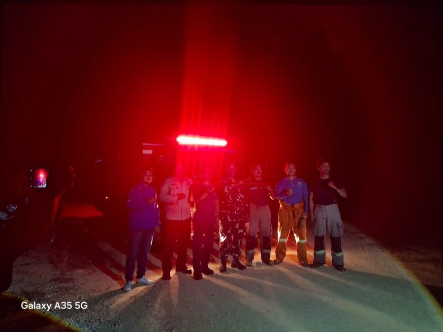Gerak Cepat Babinsa Koramil 07/Tenayan Raya Tangani Karhutla di Jalan Badak Ujung