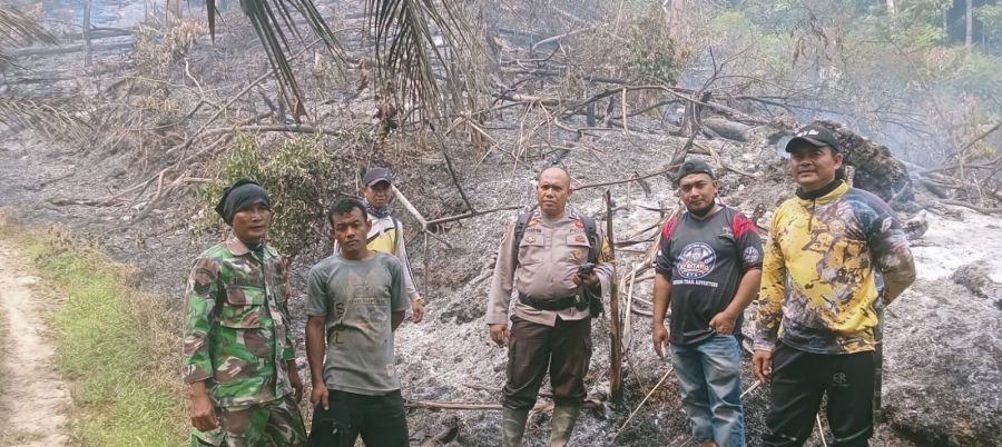 Gerak Cepat Babinsa Koramil 09/Kemuning Padamkan Karhutla di Dusun Leboy Desa Keritang