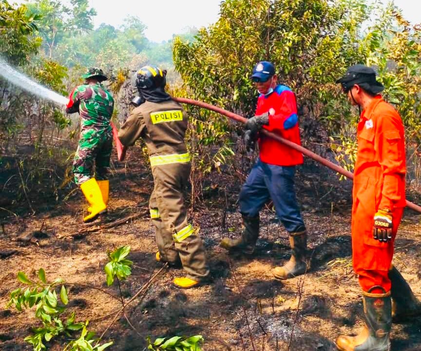 Gerak cepat Babinsa Sei Lekop padamkan kebakaran lahan kosong.