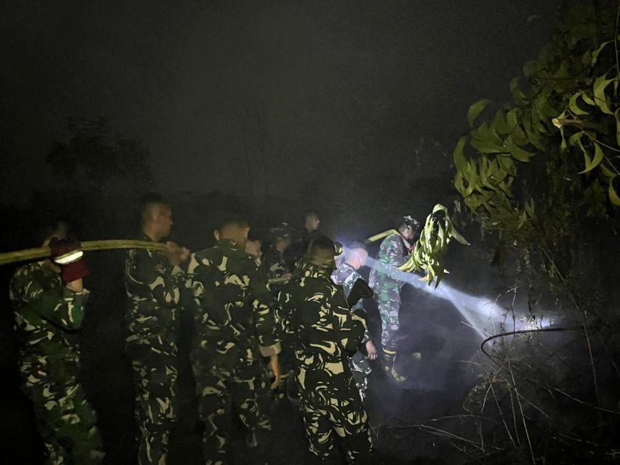 Gerak Cepat di Tengah Gelap, Personel Brigif TP 89/GG Berhasil Padamkan Karhutla di Dayun