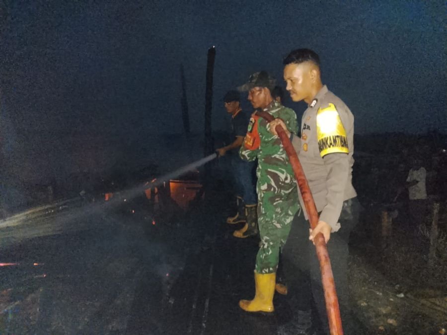 Gerak Cepat Gabungan TNI-Polri Jinakkan Kebakaran Rumah dan Gudang TPI di Bangko Rokan Hilir