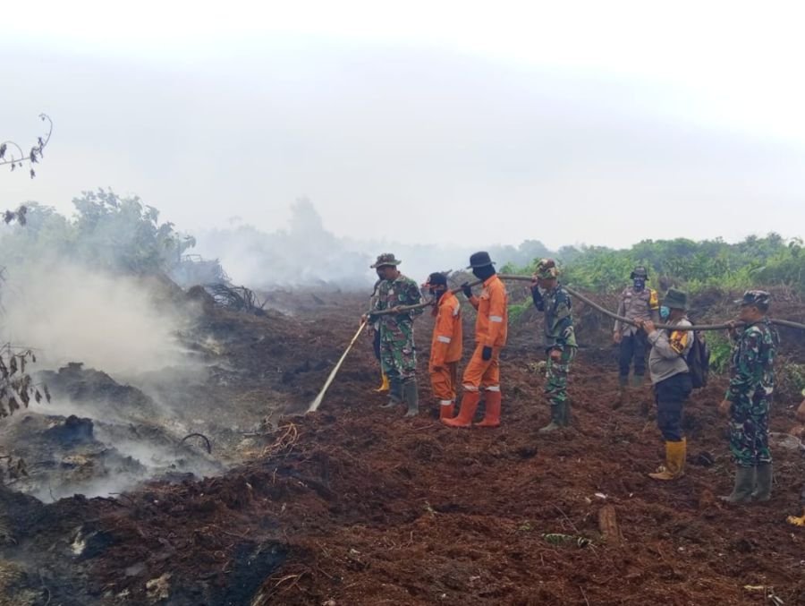 Gerak Cepat, Koramil 01/Bangko Sekat Jalur Api Karhutla di Bagan Punak