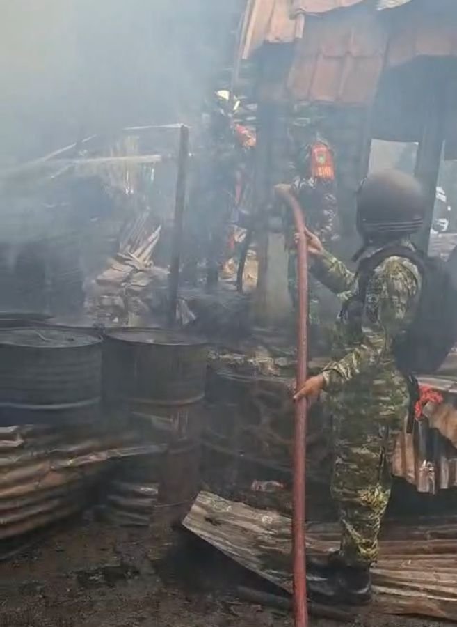 Gerak Cepat Personel Kodim 0316/Batam dan Gabungan, Gudang Barang Bekas di Batu Ampar Terbakar Berha