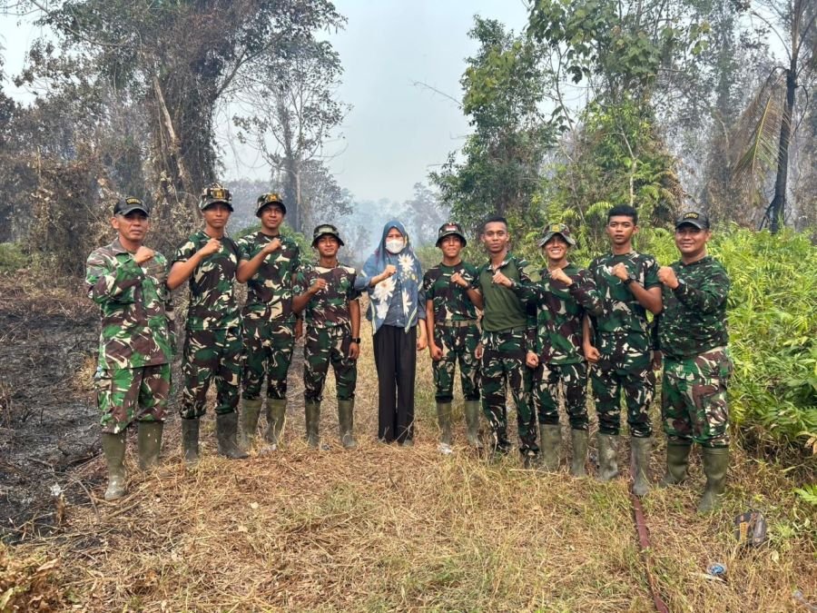 Gerak Cepat Prajurit Yonif TP 953/Harimau Rawa Padamkan Karhutla di Tembilahan