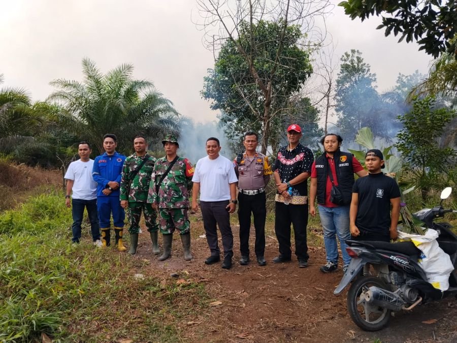 Gerak Cepat Tim Gabungan Jinakkan Karhutla di Lahan Gambut Tenayan Raya