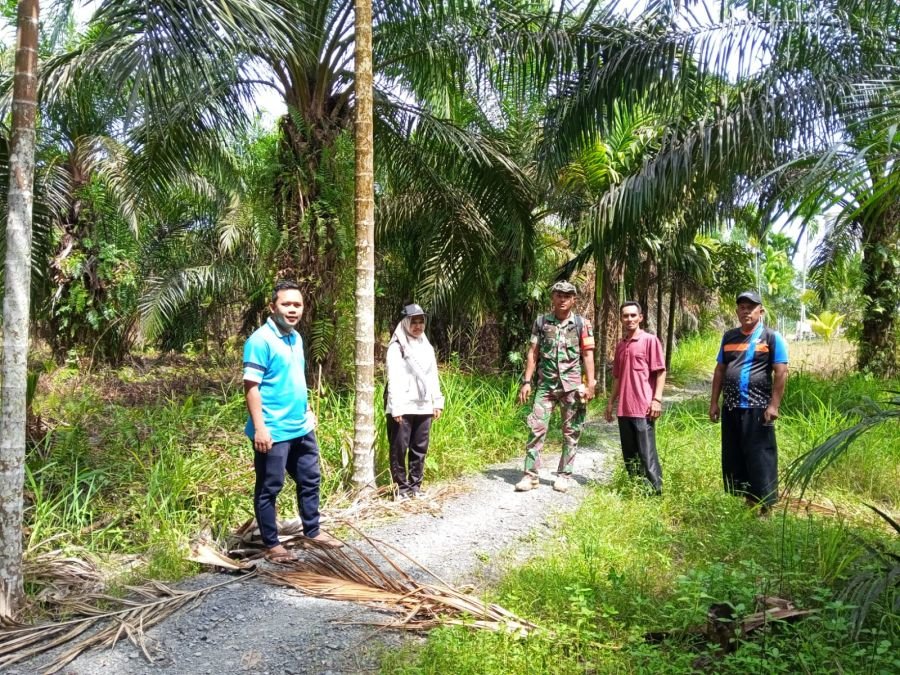 Gerak Sigap di Pasar Kembang, Babinsa 09/Kemuning Patroli Tapal Batas Sambil Edukasi Bahaya Karhutla