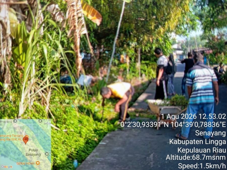 Babinsa dan Warga Senayang Perkuat Gotong Royong Jaga Ketahanan Wilayah