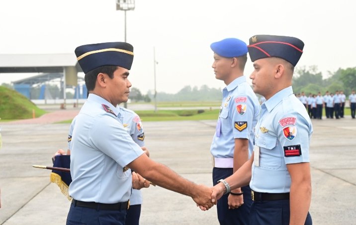 Gerimis Tak Surutkan Semangat, 77 Personel Lanud Roesmin Nurjadin Naik Pangkat