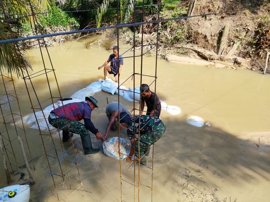 Gesa Pembangunan Jembatan Merah Putih, Personel Koramil 0321-03/Bgs Rohil Cor Tiang