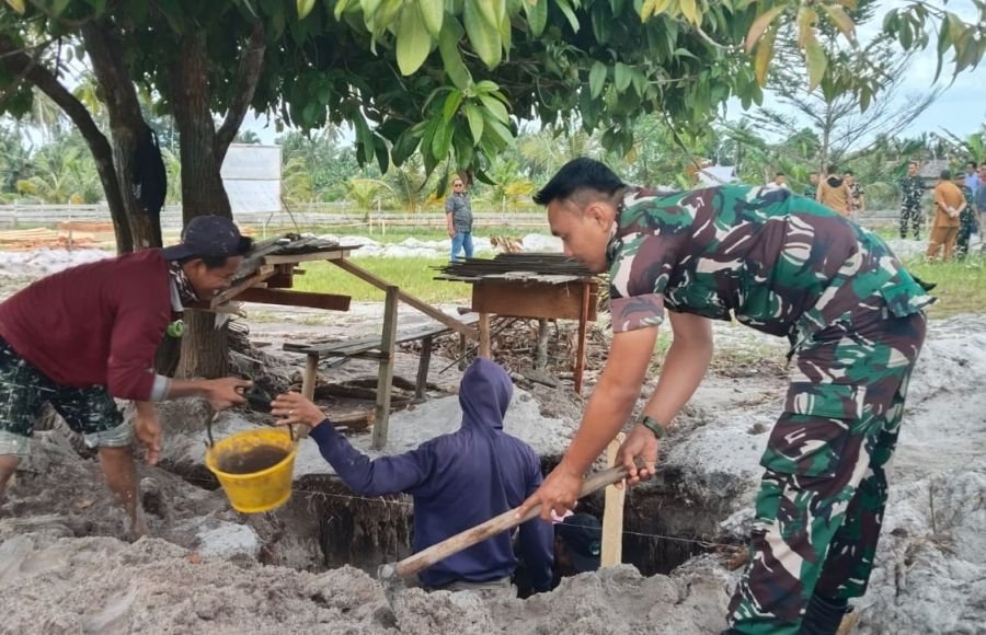 GIAT GOTONG ROYONG BABINSA KORAMIL 07/TAMBELAN JALIN SILATURAHMI ANTARA TNI DAN MASYARAKAT