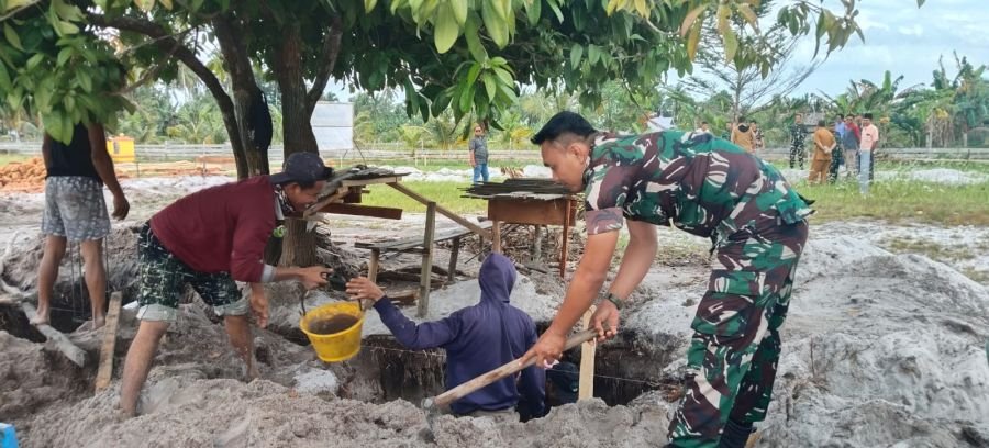 GIAT GOTONG ROYONG BABINSA KORAMIL 07/TAMBELAN JALIN SILATURAHMI ANTARA TNI DAN MASYARAKAT