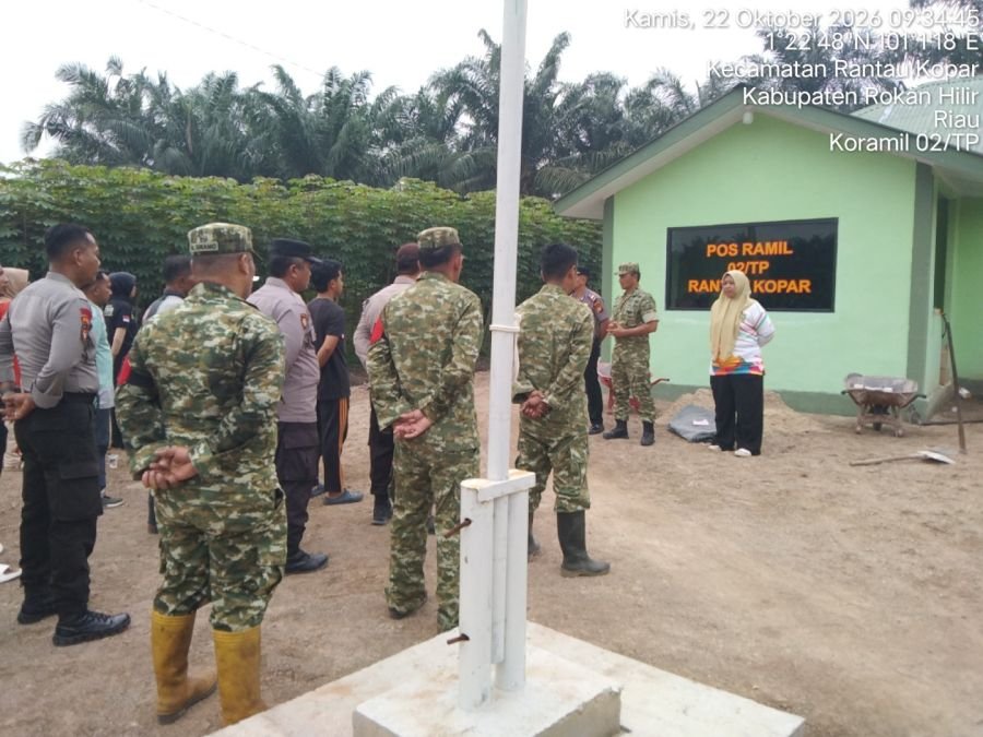 Danramil 02/TP dan Warga Gotong Royong Bersihkan Pos Ramil Rantau Kopar