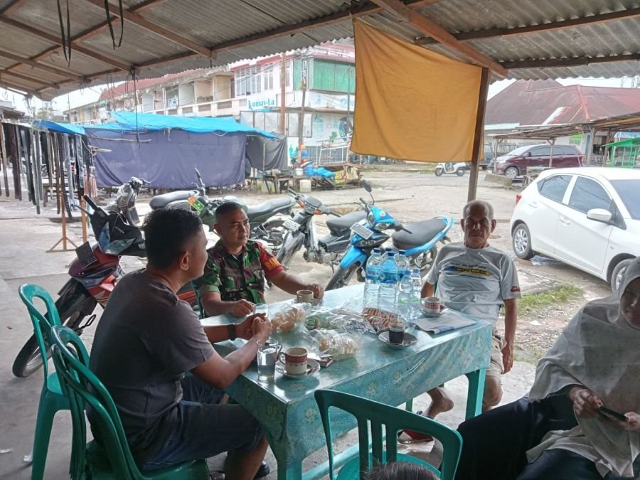 Giatkan Teritorial Melalui Komsos, Sertu Mulawarman Komsos Dengan Tokoh Masyarakat.