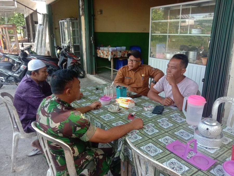 Giatkan Teritorial Melalui Komsos, Sertu Mulawarman Komsos Dengan Tokoh Masyarakat.