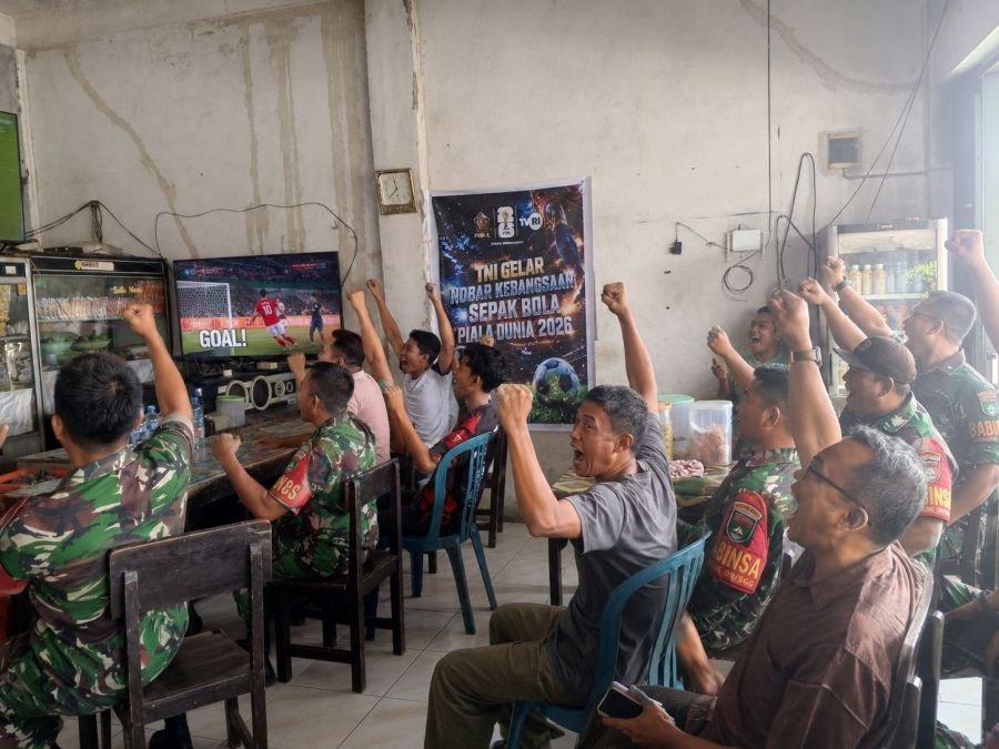 Gol Belgia Disambut Sorak, TNI dan Warga Kompak Nobar Piala Dunia
