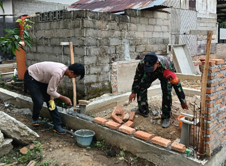 Goro di Kampung Pancasila, Personel Koramil 0321-03/Bgs Rohil Bantu Bangun Dapur Rumah Warga