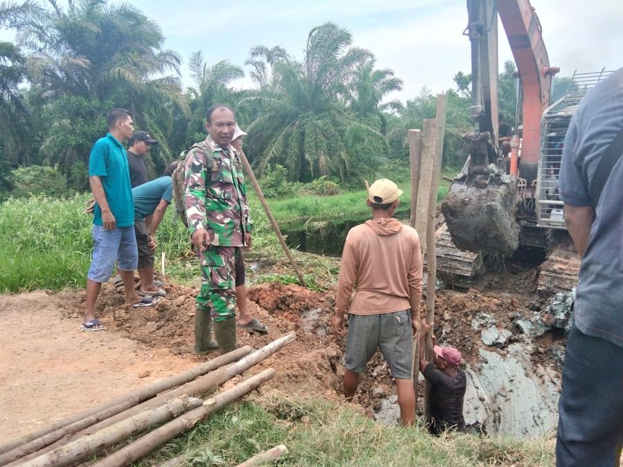 Goro Pembangunan Jembatan Garuda, Babinsa Gandeng Tokoh Masyarakat dan Penghulu Suak Temenggung