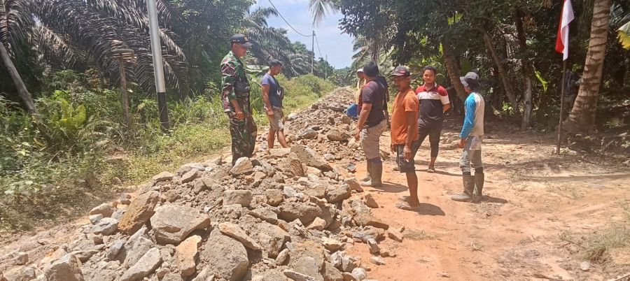 Gotong Royong, Babinsa 09/Kemuning Perkuat Solidaritas Bersama Warga Binaan