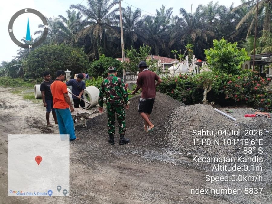 Gotong Royong Babinsa dan Warga Bangun Akses Jalan