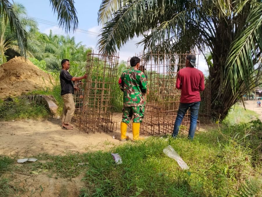 Gotong Royong Babinsa dan Warga Binaan Dorong Progres Jembatan Gantung Terus Meningkat