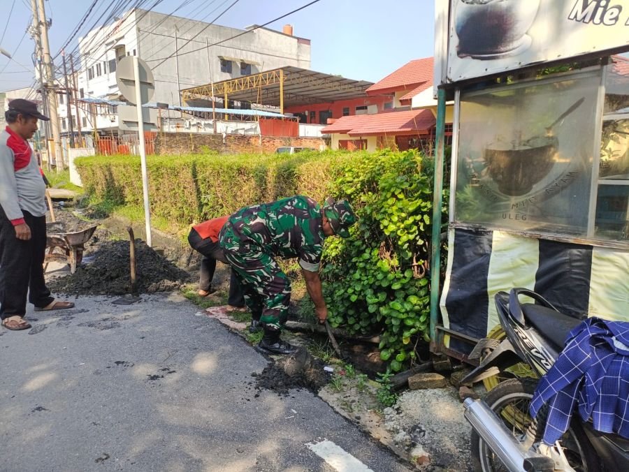 Gotong Royong Babinsa dan Warga, Langkah Nyata Ciptakan Lingkungan Bersih dan Sehat
