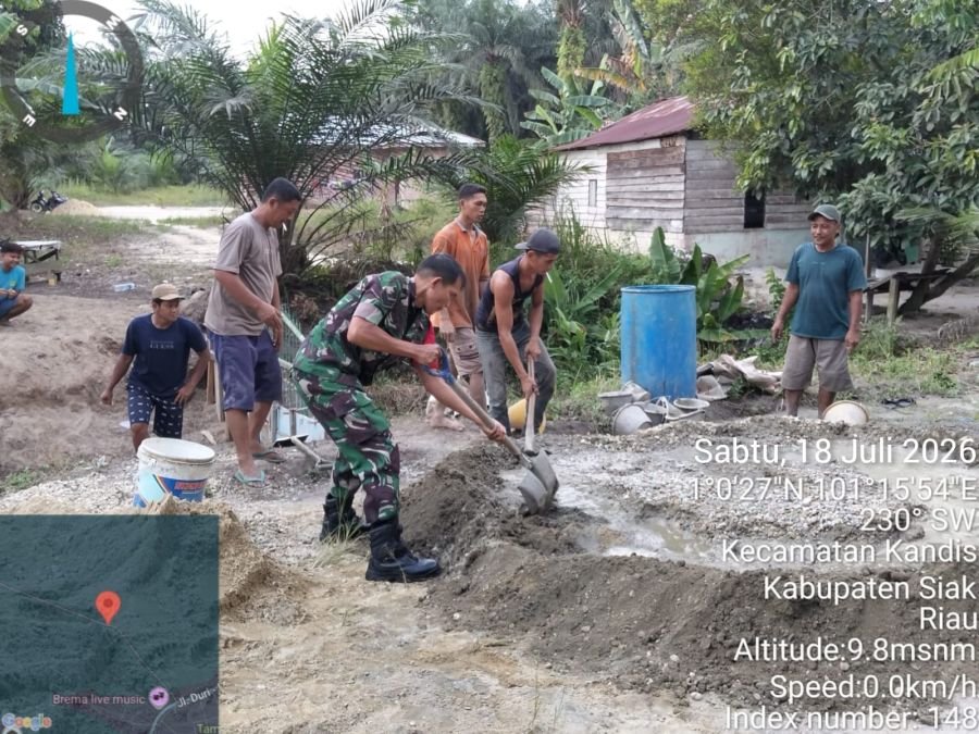 Gotong Royong Babinsa dan Warga Pulihkan Akses Drainase Kampung Kandis