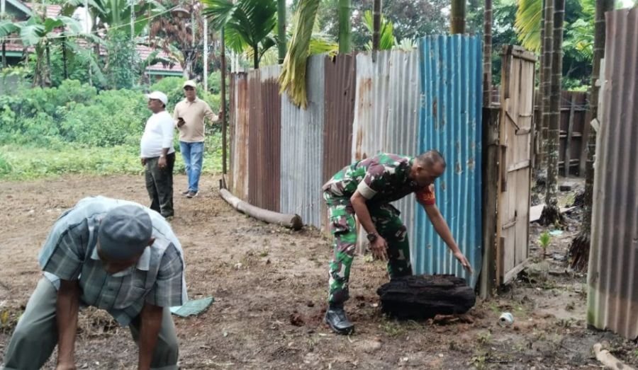 Gotong Royong Babinsa Ramil 07/KH dan Warga Wujudkan Desa Bersih dan Sehat
