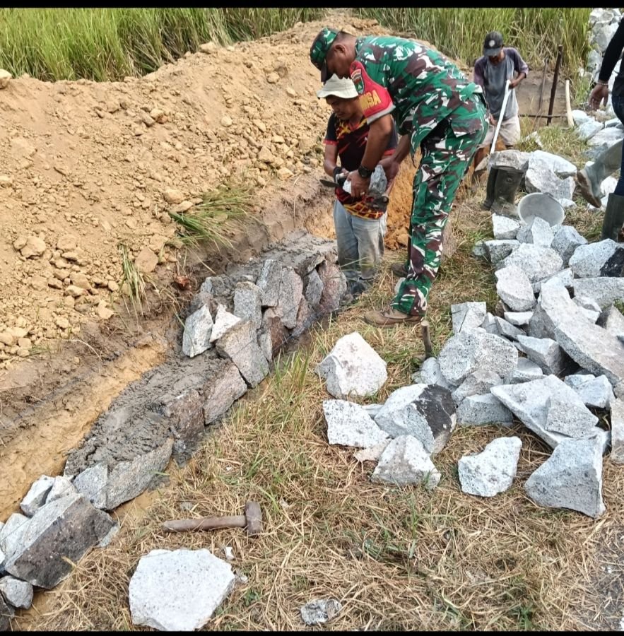 Gotong Royong, Babinsa Tanjung Angkat Material Pembangunan Drainase