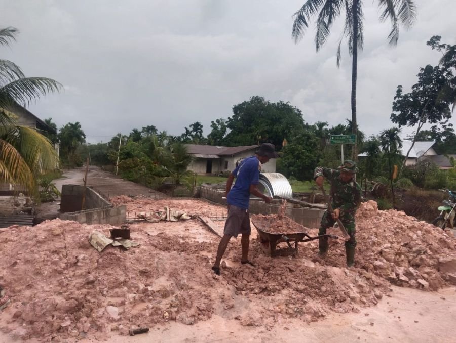 Gotong Royong Bangun Jembatan Armco, Kodim 0320/Dumai Terus Perkuat Infrastruktur