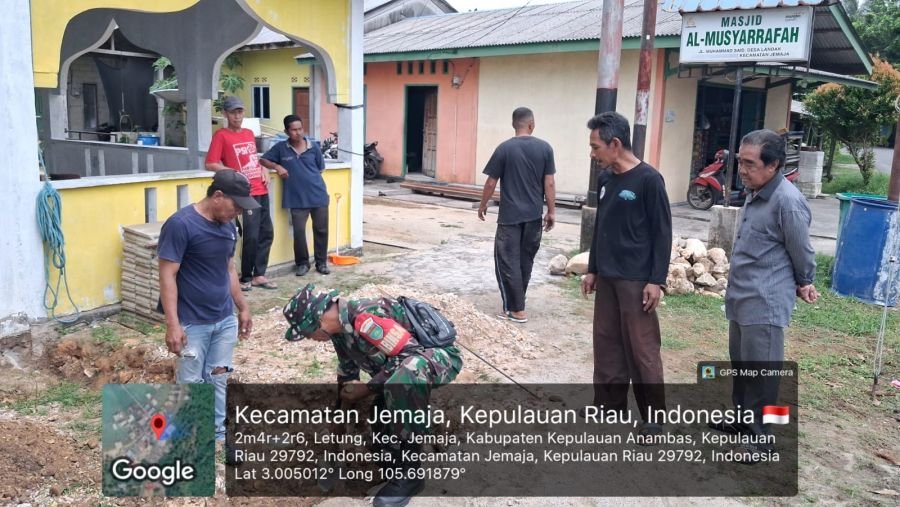 Gotong Royong Bangun Masjid, Serda R.A. Binran Manfaatkan Momen Perkuat Komsos