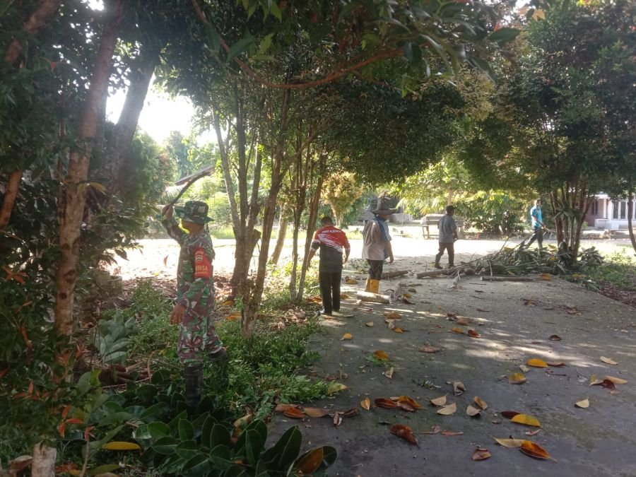 Gotong Royong Bersama Babinsa, Lingkungan Kantor Desa Menjadi Bersih dan Arsih.
