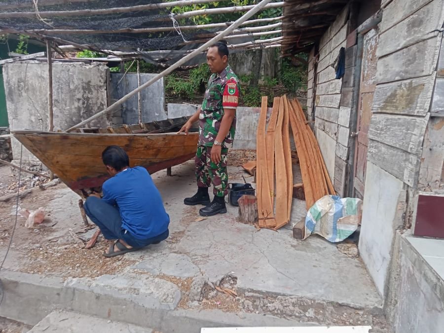 Babinsa Senayang Bantu Nelayan Perbaiki Perahu Pompong di Lingga