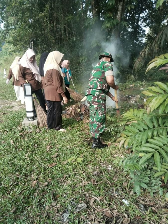 Gotong Royong Bersihkan Jalan, Serka Siwaidi Ajak Warga Peduli Lingkungan