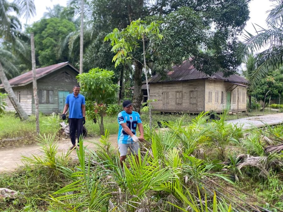 Gotong Royong Bersihkan Lingkungan, Warga Tunjukkan Kepedulian Demi Kampung yang Asri