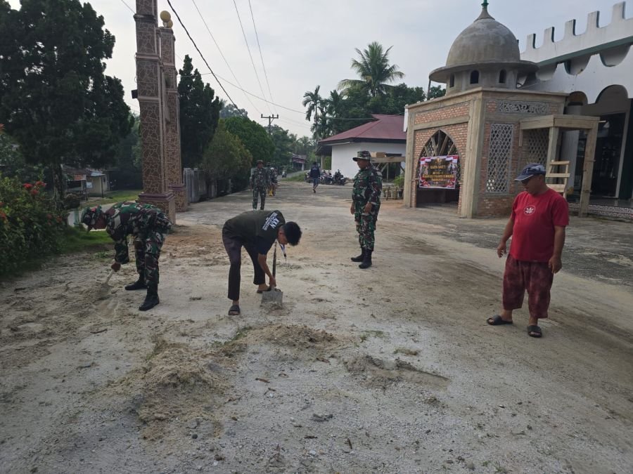 GOTONG ROYONG BERSIHKAN TEMPAT IBADAH, ANGGOTA KORAMIL 12/XIII KK PERKUAT KEMITRAAN DENGAN RAKYAT