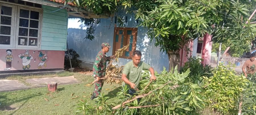 gotong royong dan kerja bakti bersama sejumlah warga masyarakat