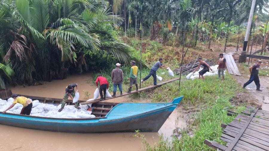 Gotong Royong Hebat! Pengantaran Bahan Material Jembatan Perintis Garuda Lewat Jalur Sungai