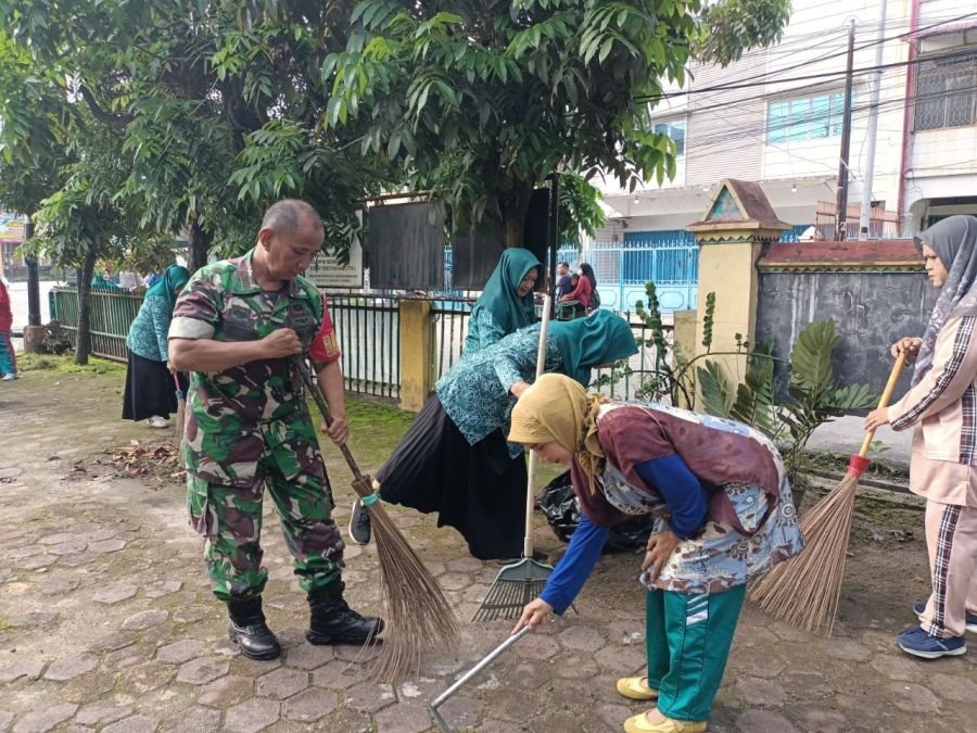Gotong Royong HKG PKK ke-54, Babinsa Padang Bulan Perkuat Kebersamaan Warga