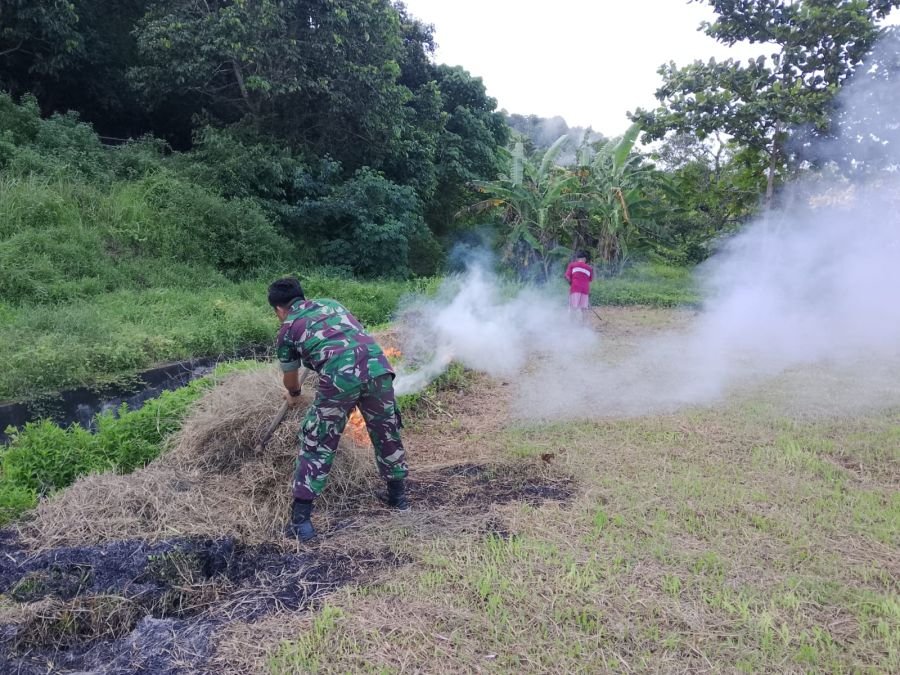 Gotong Royong Koramil 07/Tambelan dan Warga Percantik Lapangan Batu Lepuk