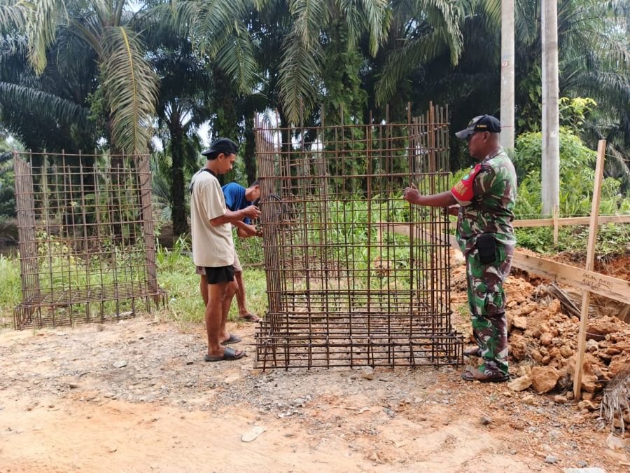 Gotong Royong Lanjut, Babinsa 09/Kemuning Kebut Perakitan Besi Jembatan Penghubung 2 Dusun