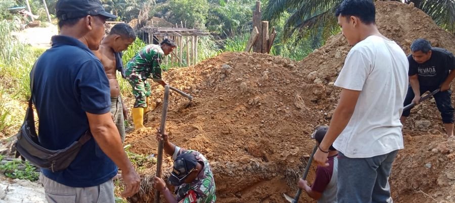 Gotong Royong Lanjutan, Babinsa 09/KMG dan warga Bahu Membahu Selesaikan Jembatan