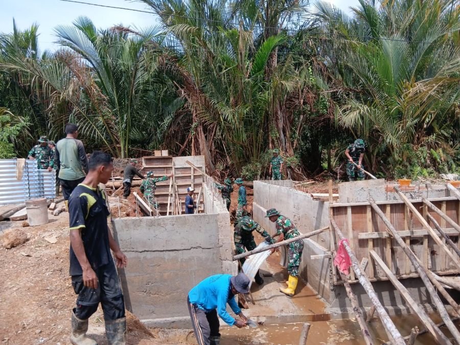 Gotong Royong Pembangunan Jembatan ARMCO di Desa Penarah Kecamatan Belat