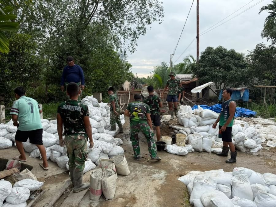 GOTONG ROYONG PEMBUATAN JEMBATAN MERAH PUTIH, KORAMIL 05/GAS HADIR BANTU MASYARAKAT
