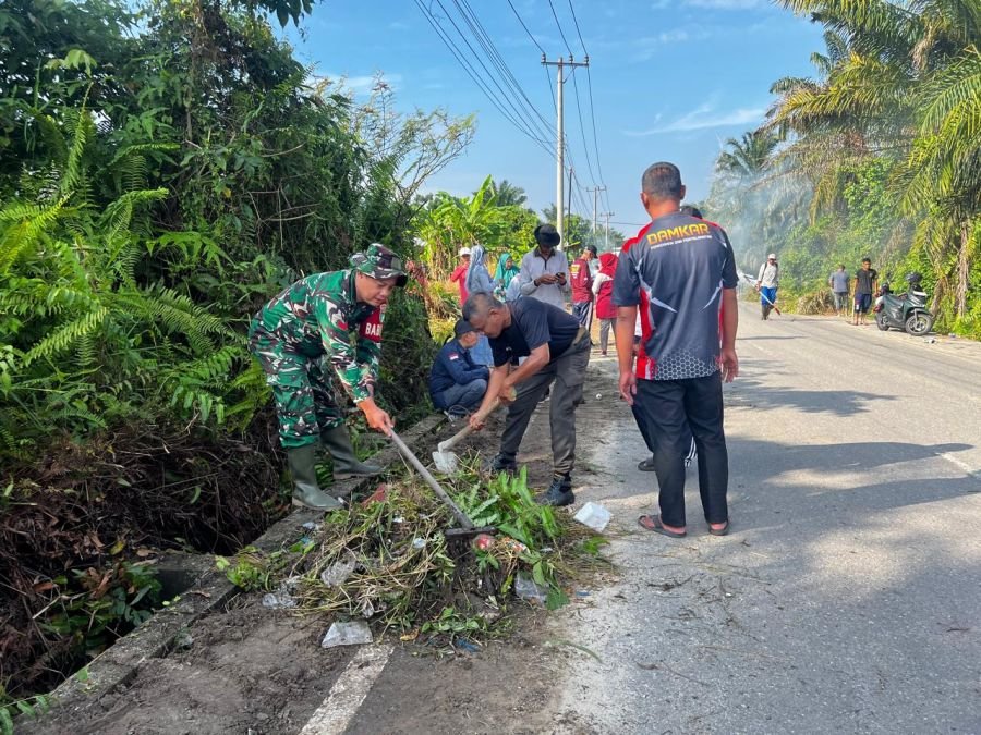 Gotong Royong Sambut HUT ke-242 Kota Pekanbaru, Babinsa Pematang Kapau Bersama Warga Bersihkan Lingk