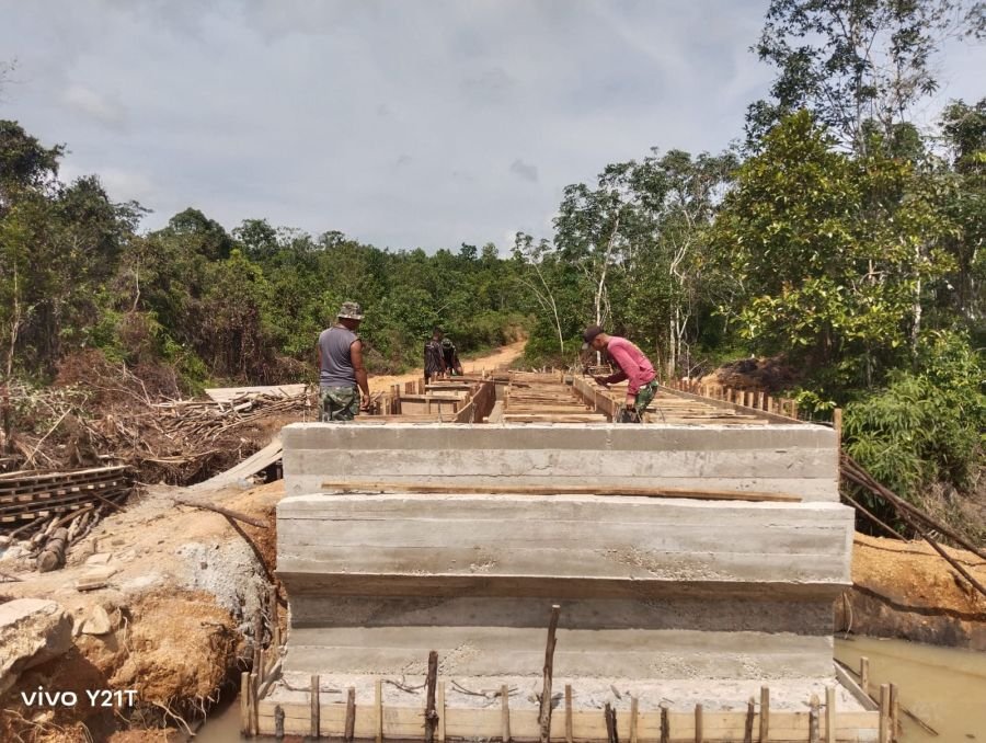 Gotong Royong Satgas Jembatan Kodim 0315/TPI Percepat Pembangunan Jembatan Beton Garuda di Kp. Lome